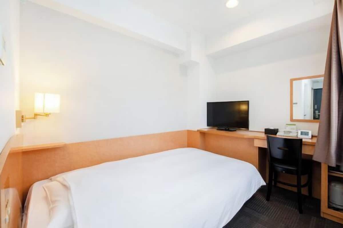 Down duvets, desk, blackout curtains, free WiFi