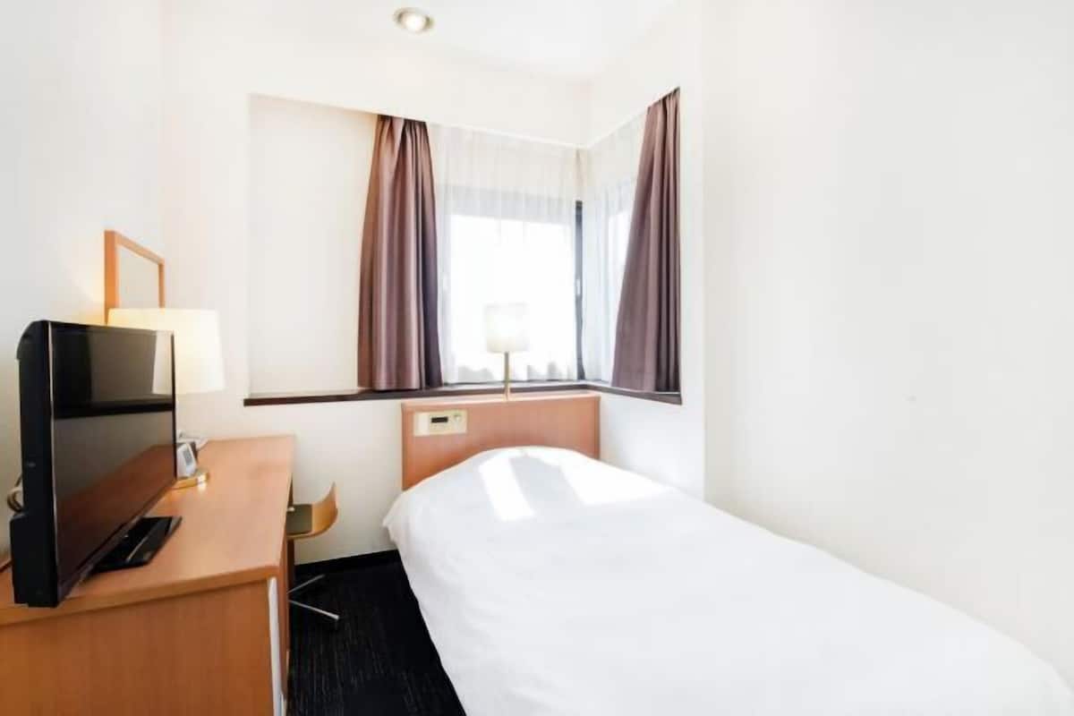 Down duvets, desk, blackout curtains, free WiFi