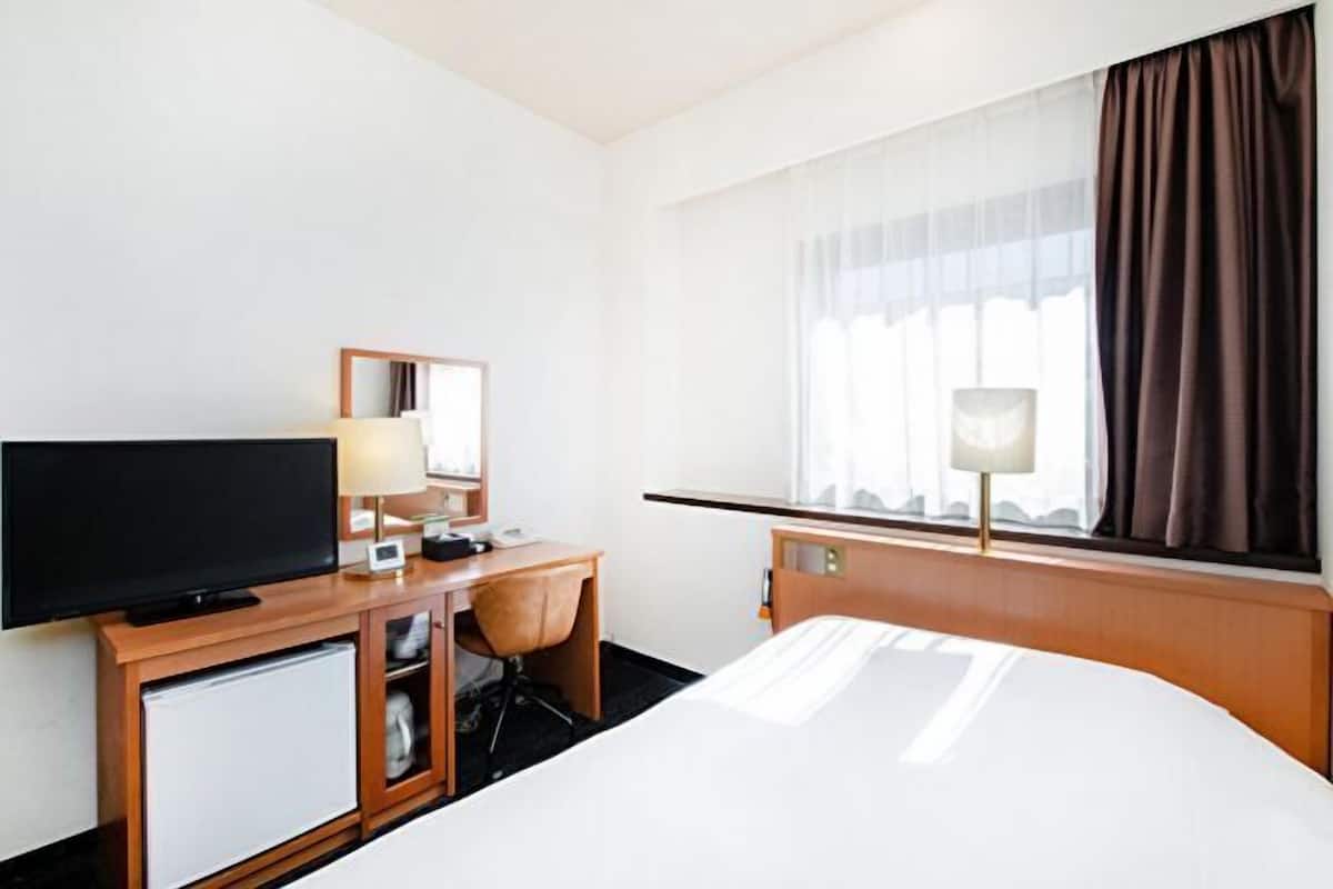 Down duvets, desk, blackout curtains, free WiFi
