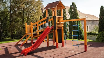 Children’s play area – outdoor