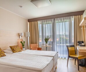 Minibar, safe på rommet, skrivebord og barnesenger (inkludert)