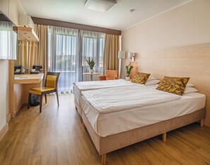 迷你吧、客房内保险箱、办公桌、免费婴儿床