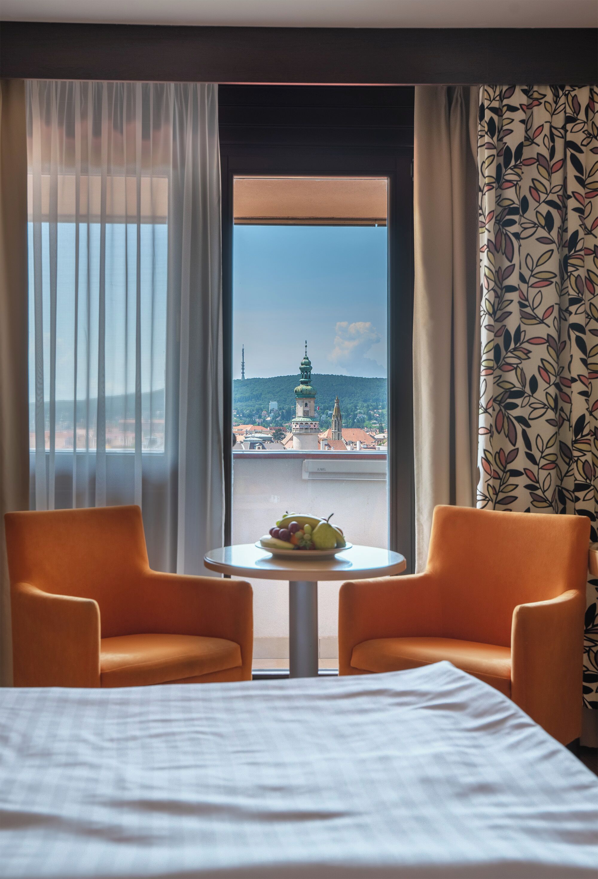 Habitación doble Deluxe, balcón, vista a la ciudad | Minibar, caja de seguridad en la habitación y escritorio 