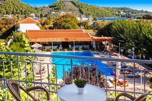 Chambre Familiale, vue piscine (Superior) | Balcon