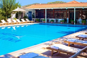 Piscine extérieure, parasols de plage, chaises longues