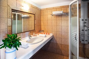 Family Room, Pool View (Superior) | Bathroom | Free toiletries, hair dryer, towels