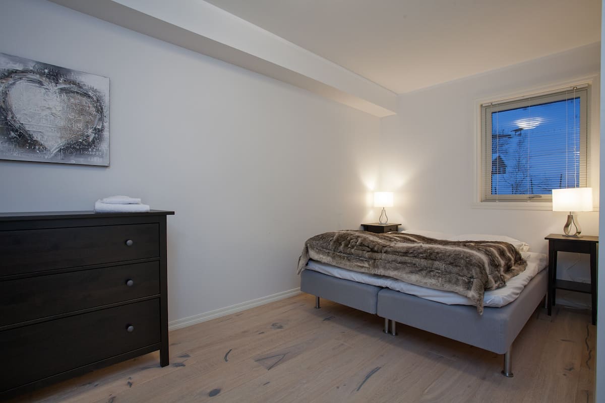 Pillowtop beds, desk