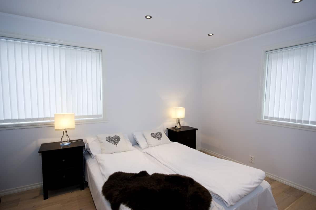 Pillowtop beds, desk