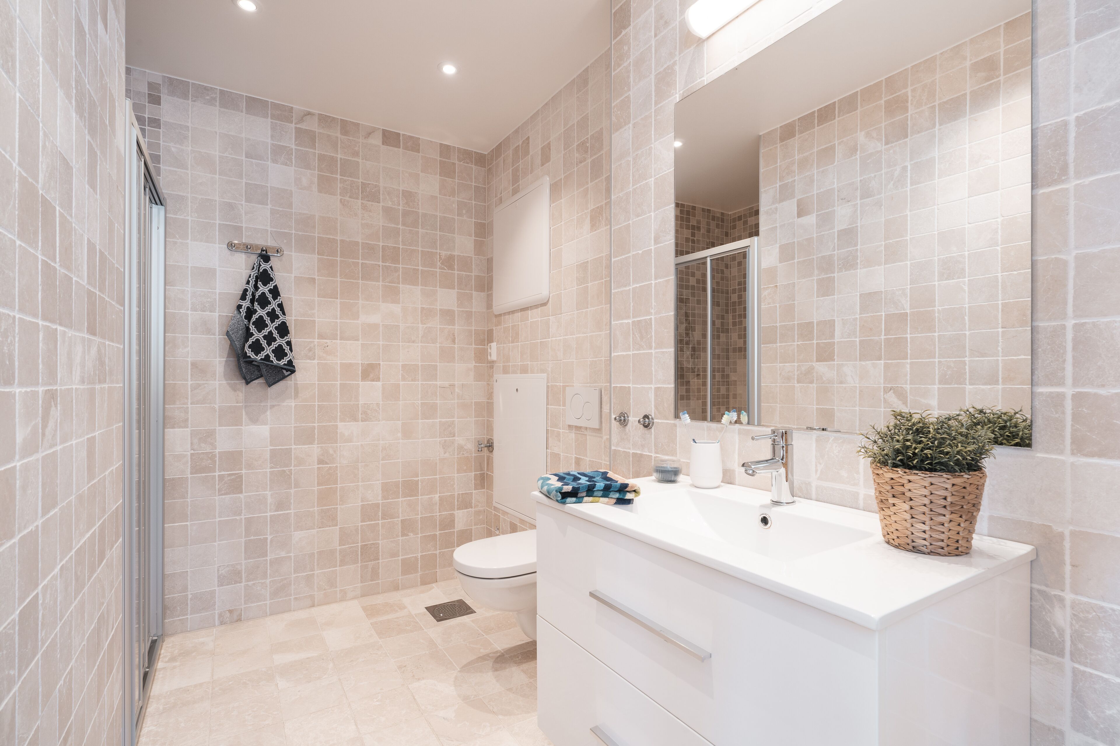 apartment, 2 bedrooms (d) (linen and towels not included) | bathroom | hair dryer, towels