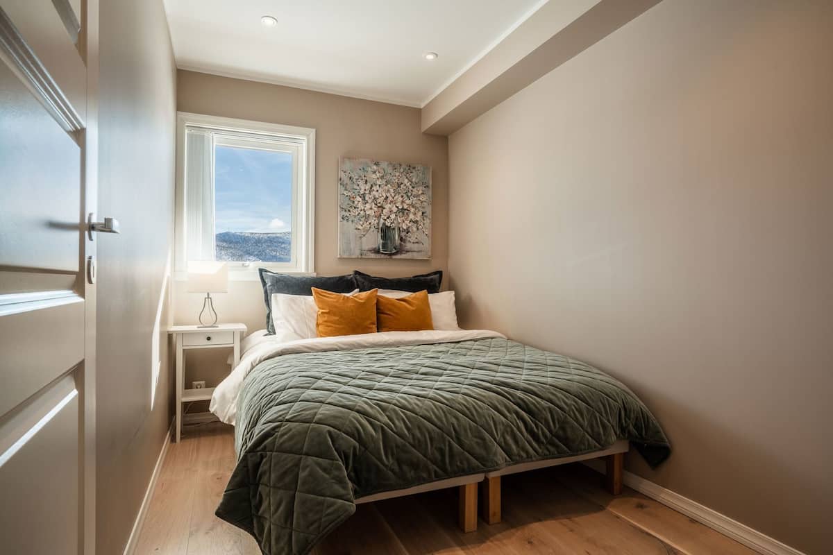 Pillowtop beds, desk