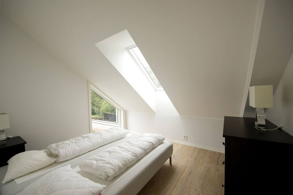 Pillowtop beds, desk