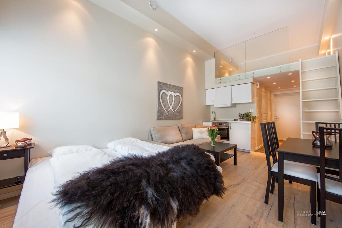 Pillowtop beds, desk