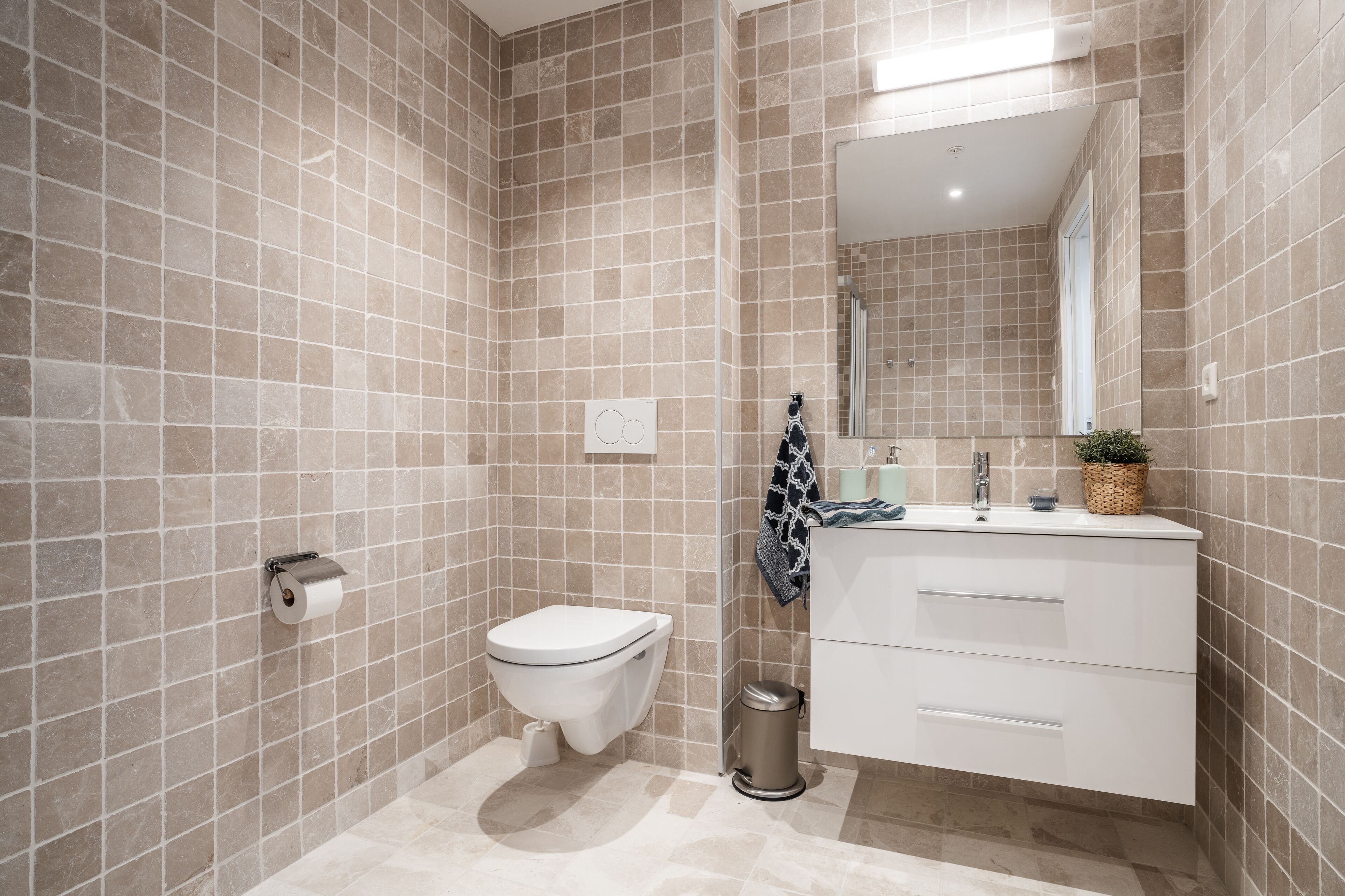 apartment, 3 bedrooms (d) (linen and towels not included) | bathroom | hair dryer, towels