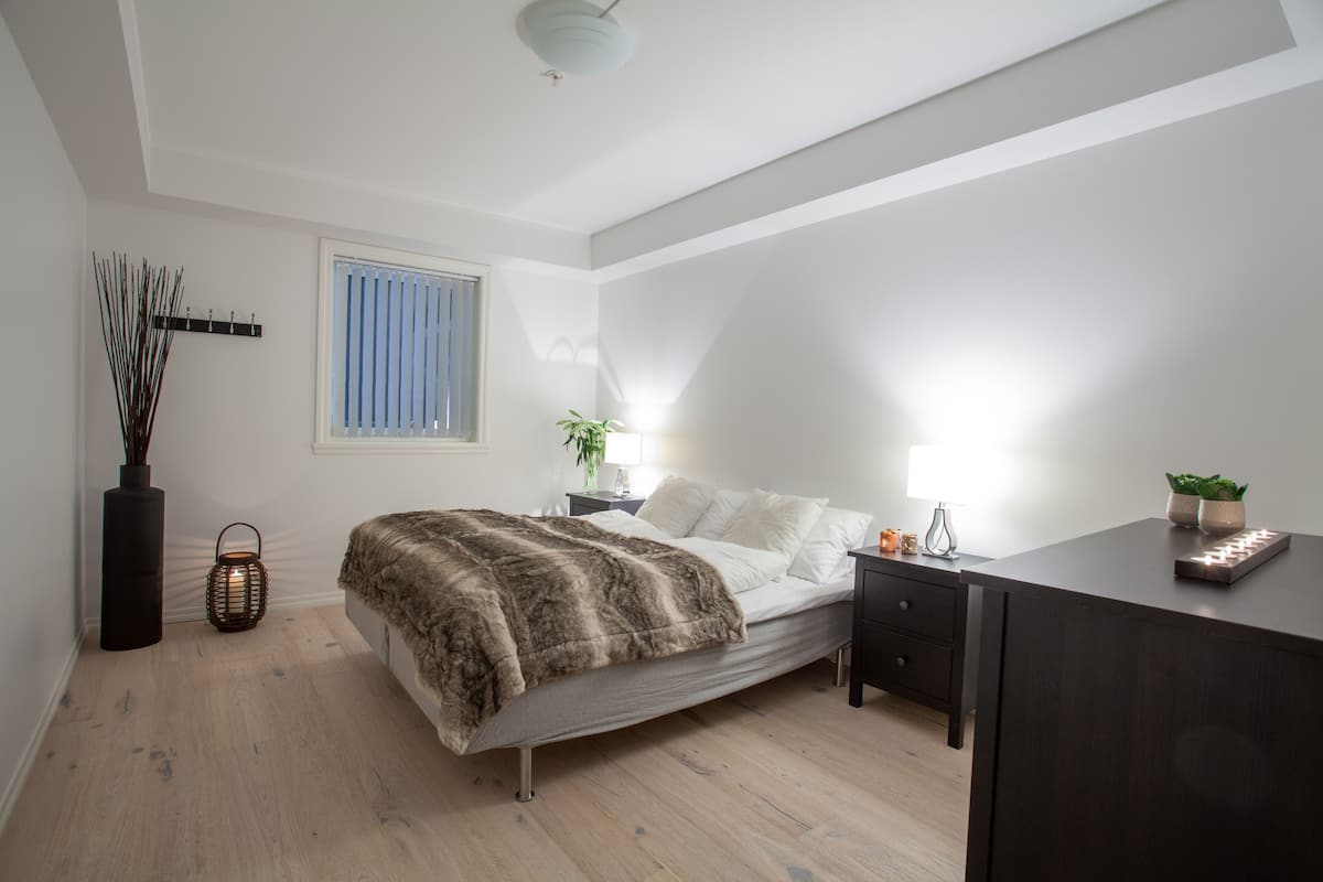 Pillowtop beds, desk