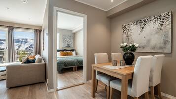 D 4 sengs Leilighet i D Bygget (Sengetøy og håndklær er ikke inkludert) | Oppholdsområde | Flatskjerm-TV