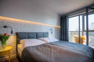 Quarto casal luxo, vista para o rio | Cofres nos quartos, escrivaninha, ferros/tábuas de passar roupa