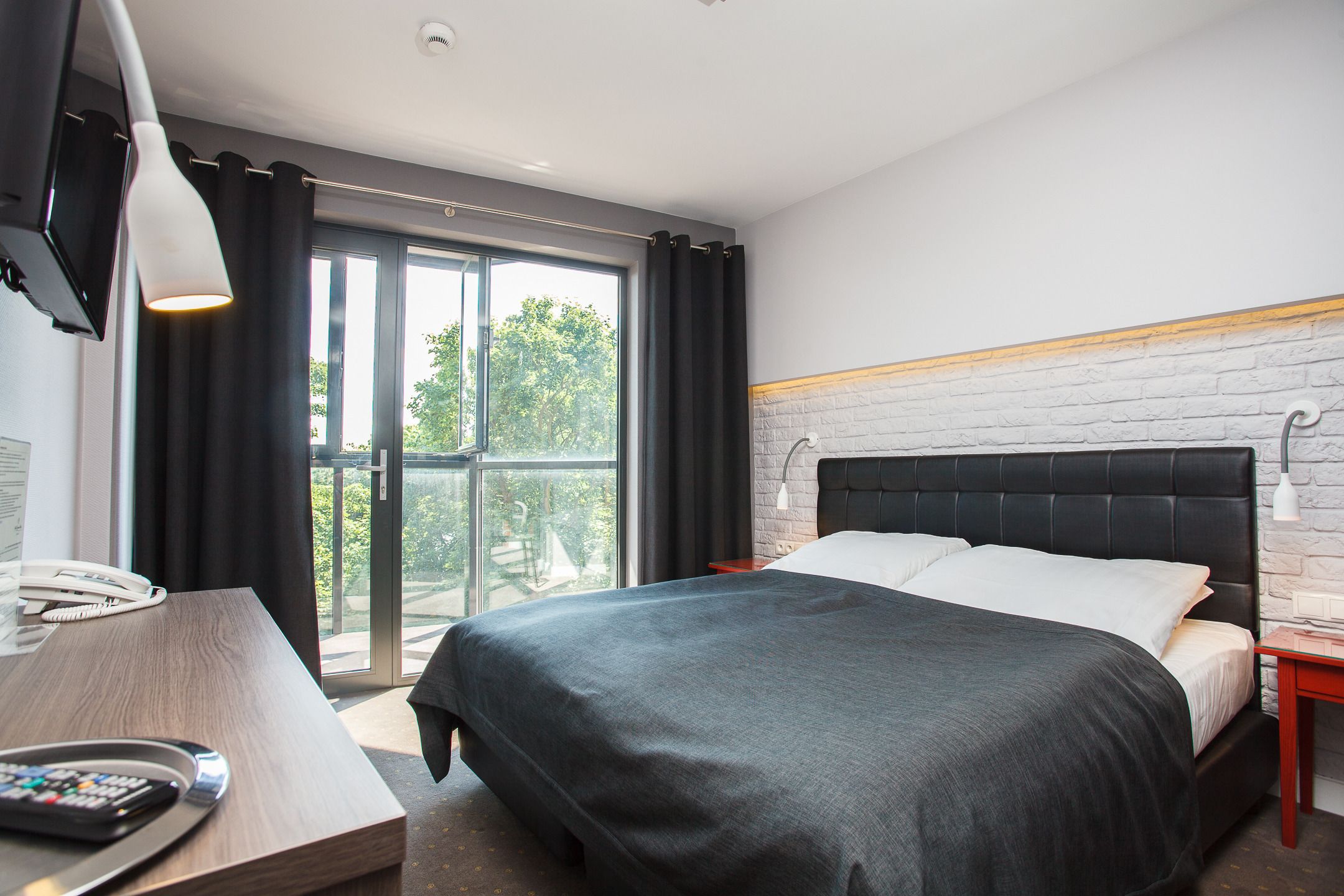 deluxe double room, river view | in-room safe, desk, iron/ironing board, cots/infant beds