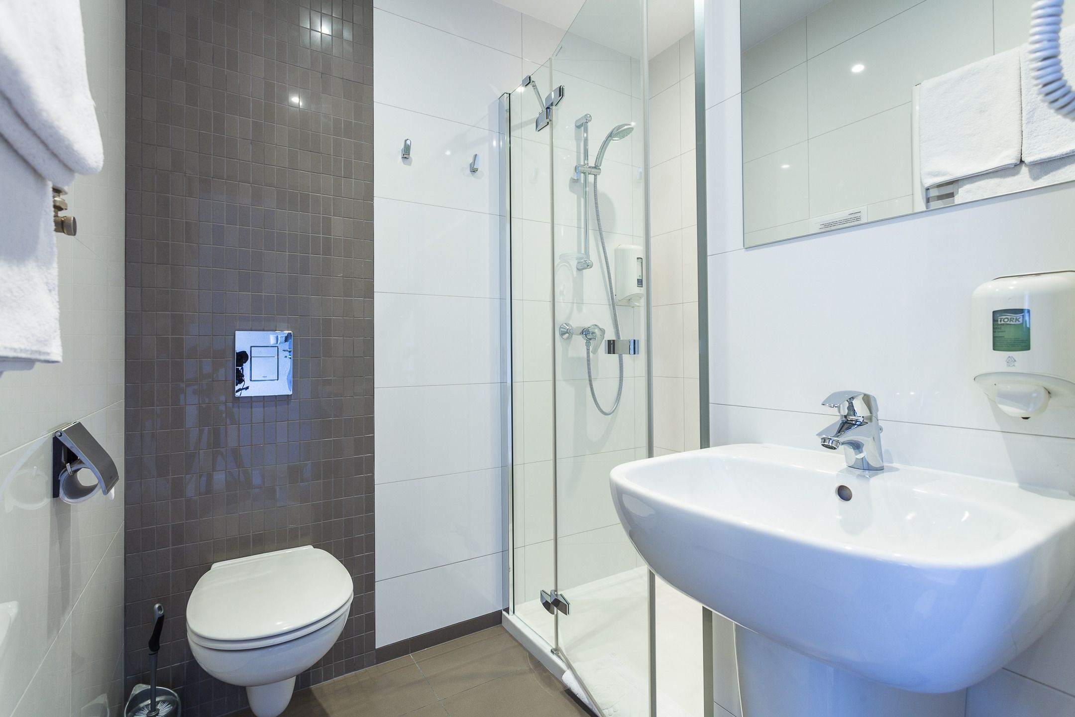 deluxe double room, river view | bathroom | shower, hair dryer, towels