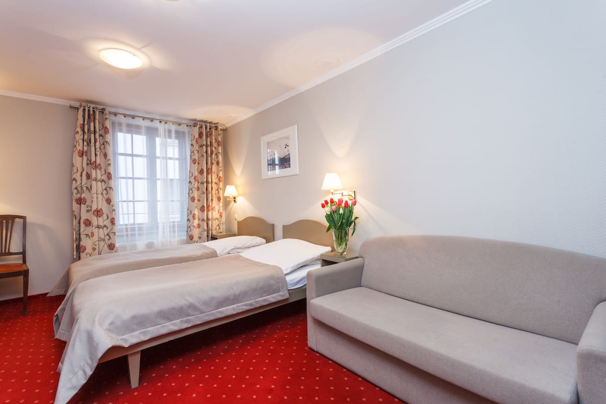 In-room safe, desk, iron/ironing board, cribs/infant beds