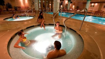 Alberca techada y alberca al aire libre