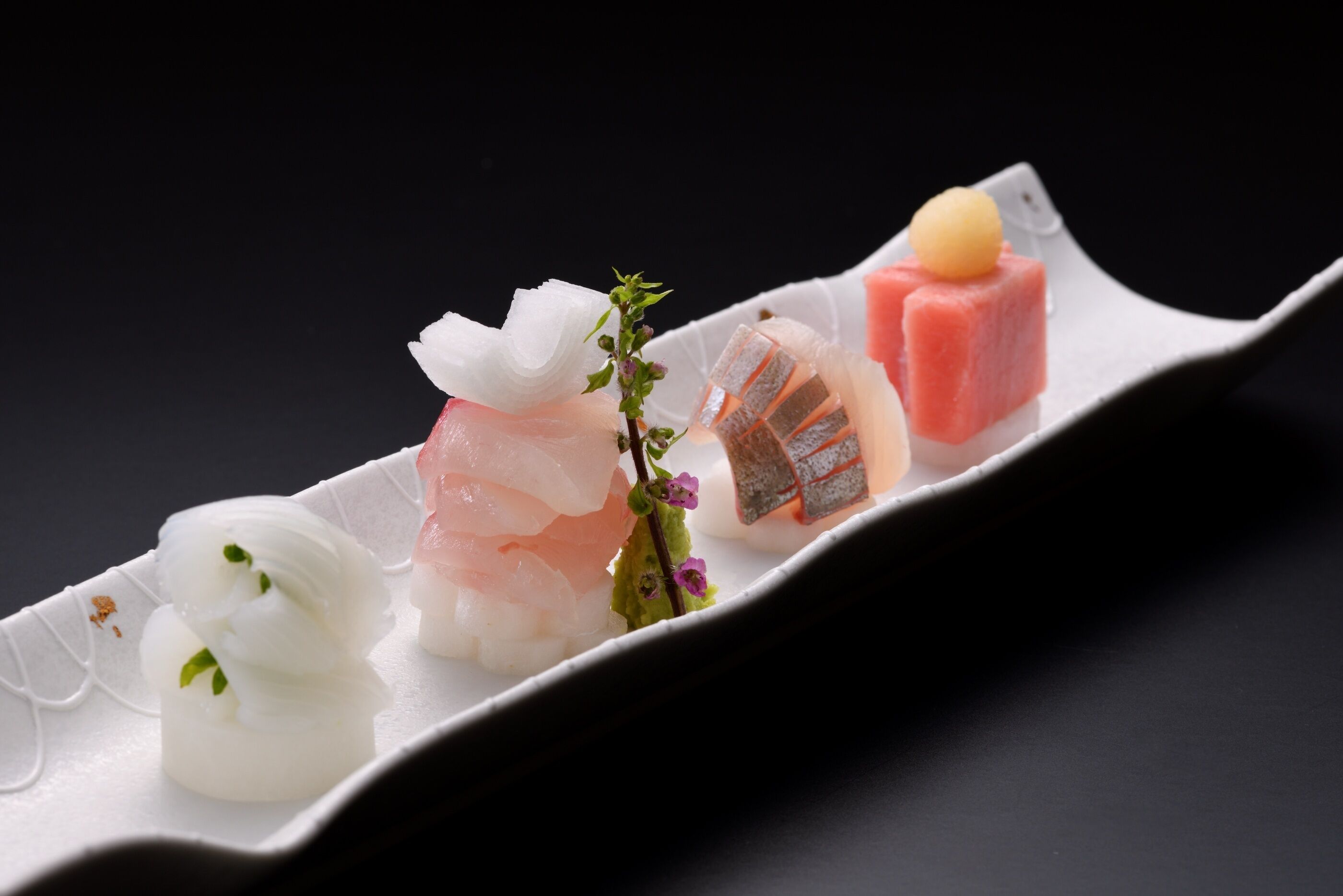 Un plato blanco con diferentes alimentos.