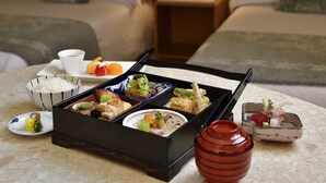 Comida ordenada con varios platos sobre una mesa en una habitación de hotel.