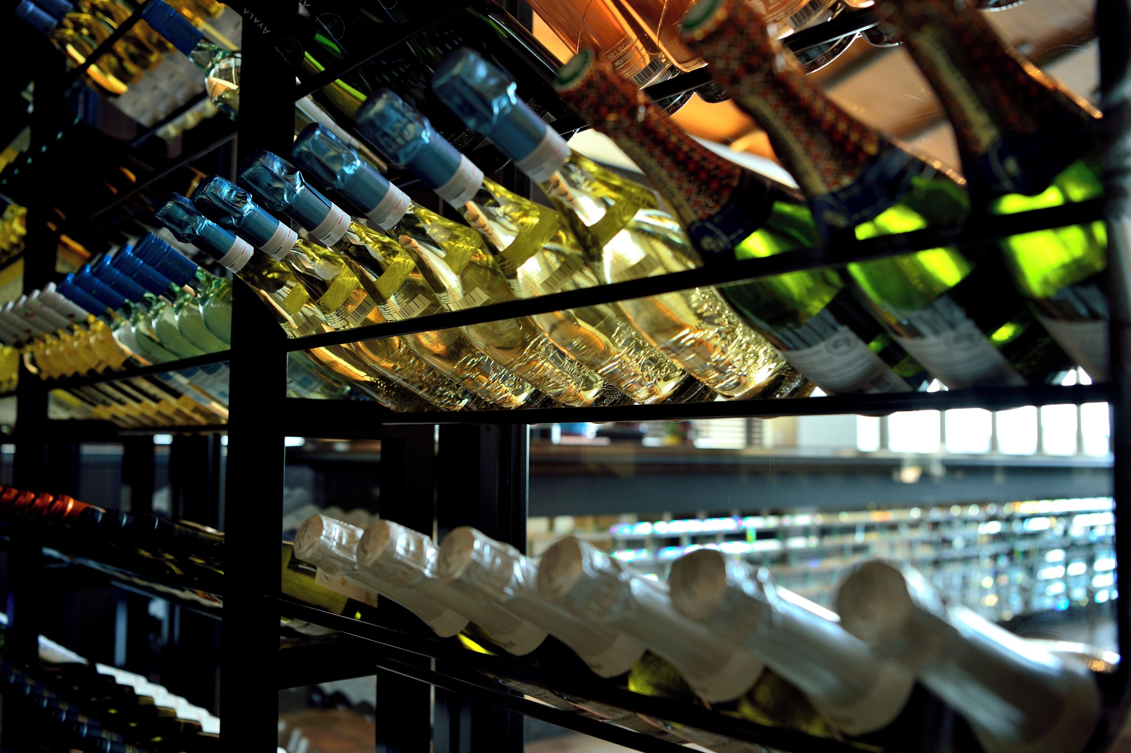 On peut trouver une grande variété de boissons en bouteille sur les étagères d’un magasin.