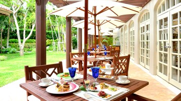 供应早餐、午餐和晚餐