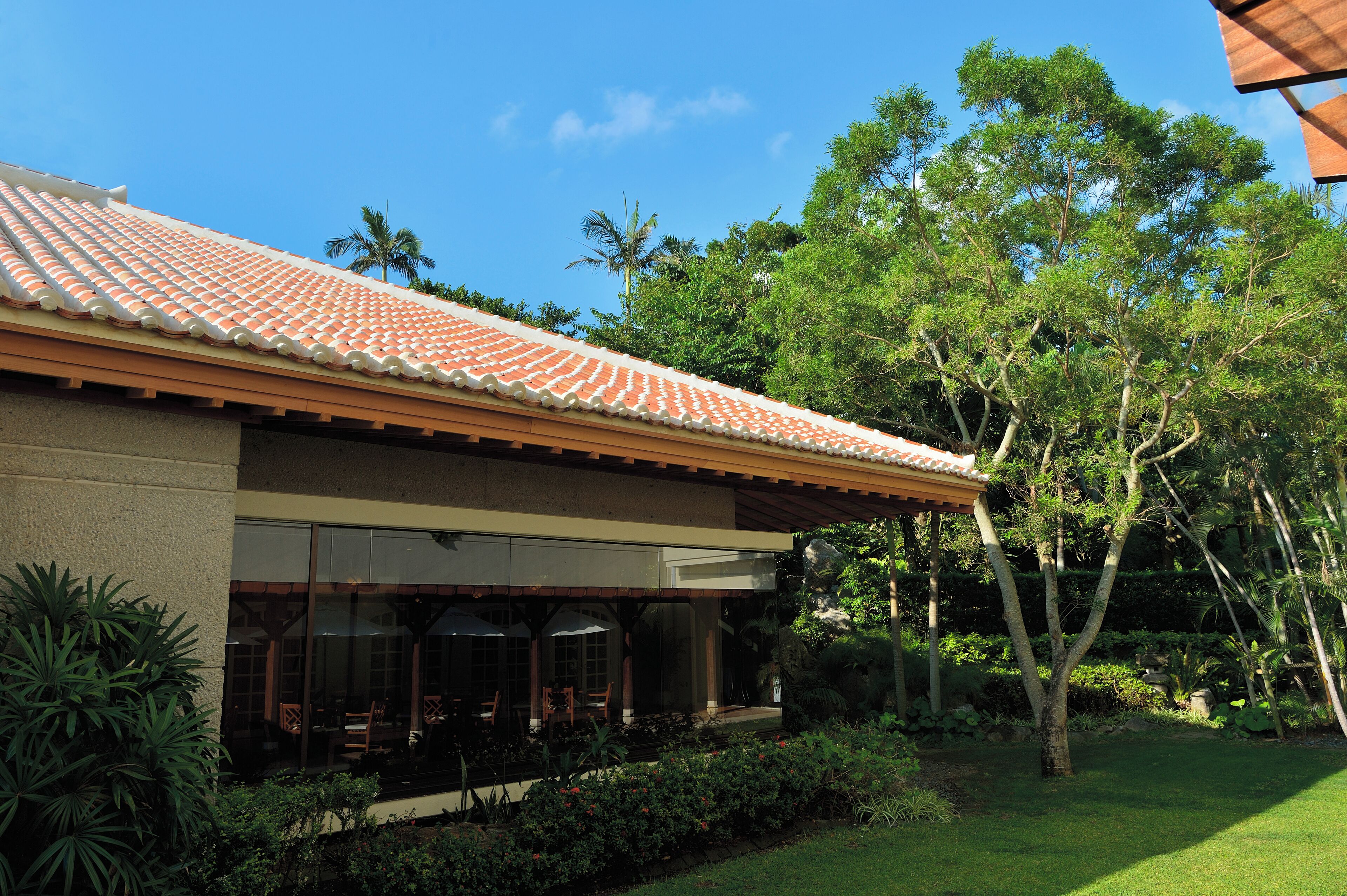 breakfast, lunch and dinner served