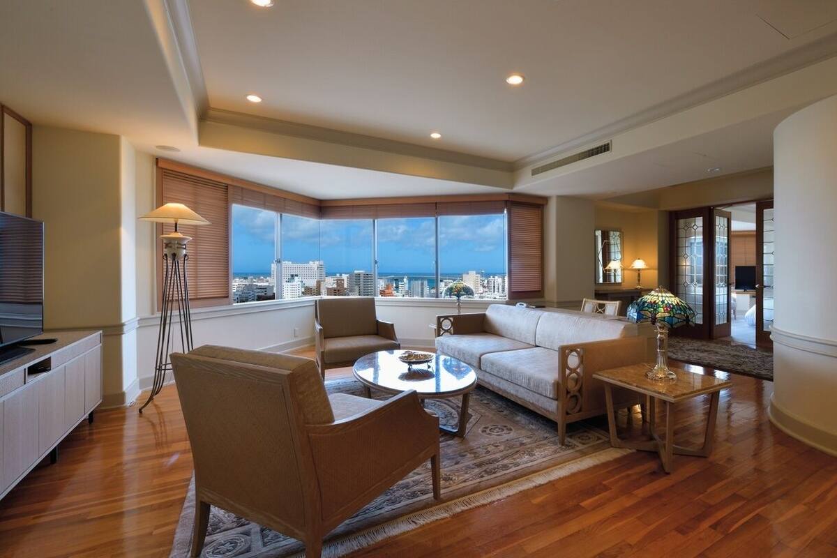 Living area | 42-inch TV with satellite channels