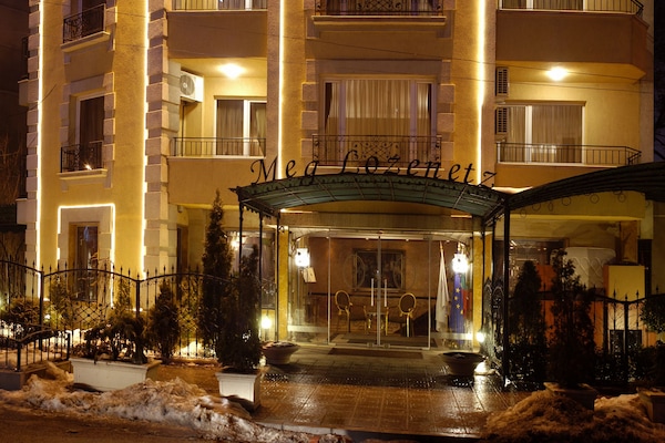 Bagian depan properti - sore/malam