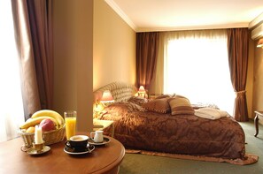 Classic Twin Room | Minibar, in-room safe, individually decorated, desk - Meg Lozenetz Hotel (Sofia)