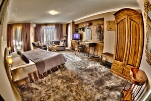 Luxury Double Room | Minibar, in-room safe, individually decorated, desk - Meg Lozenetz Hotel (Sofia)