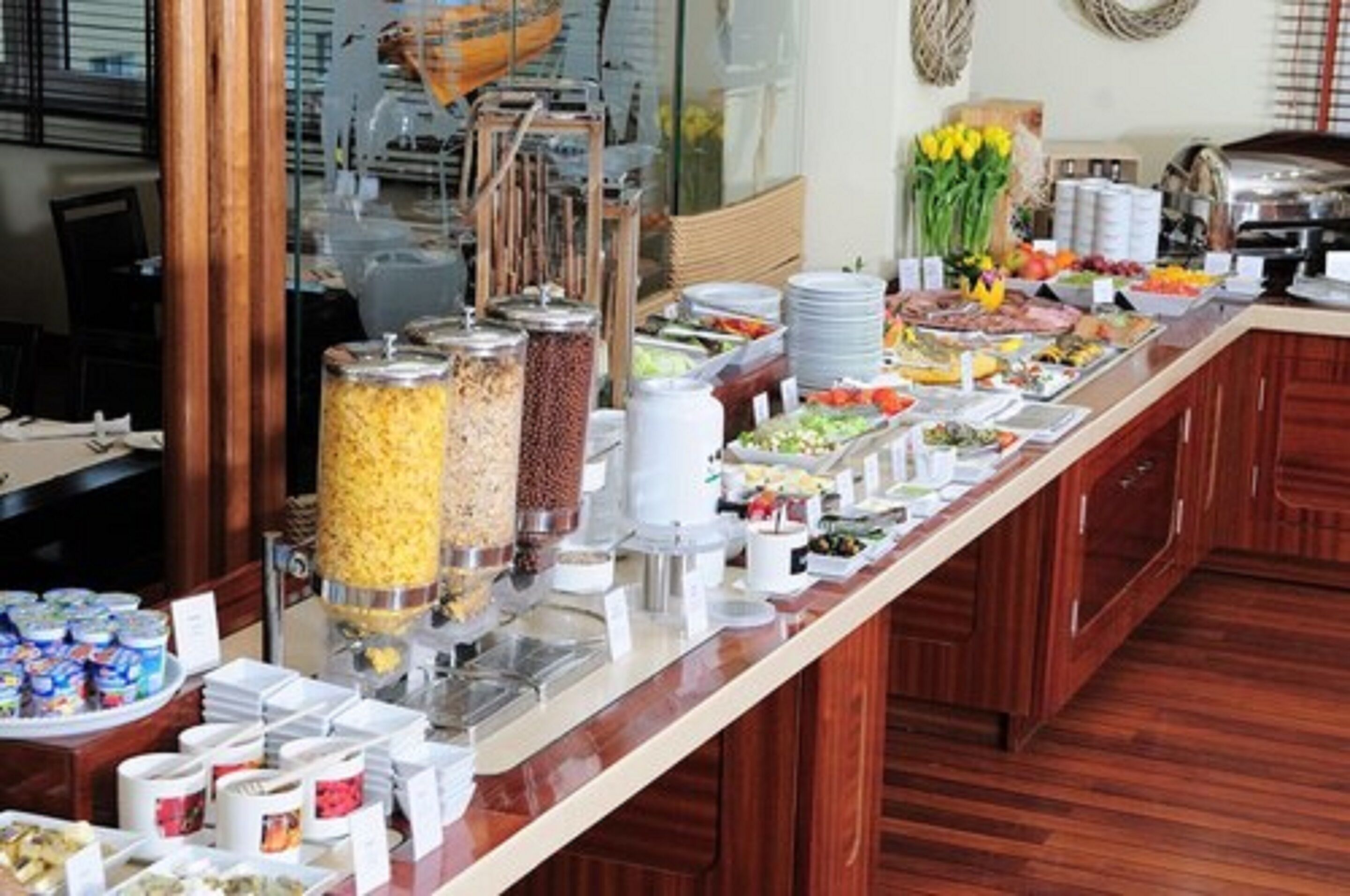 daily buffet breakfast (pln 54 per person)