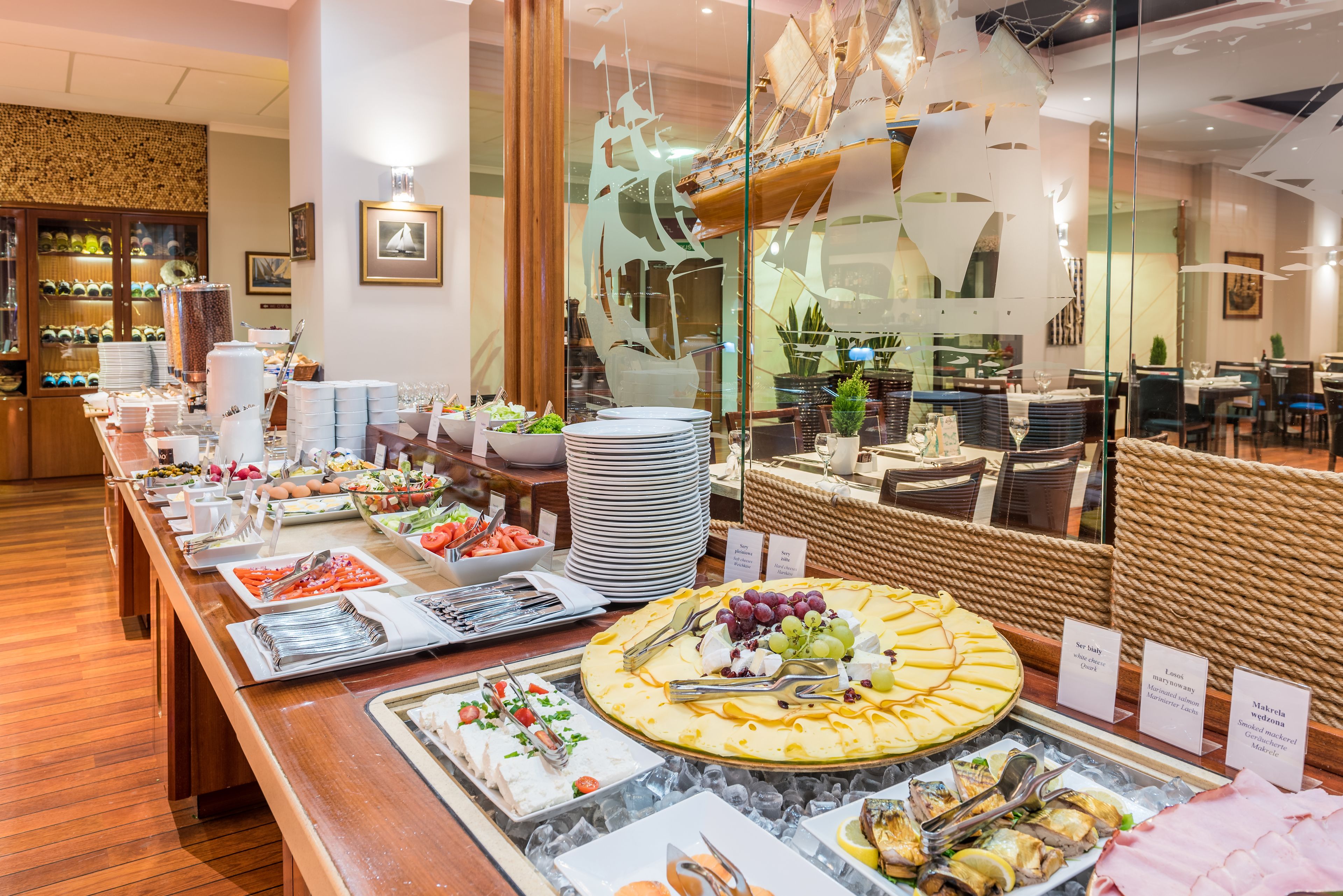 daily buffet breakfast (pln 54 per person)