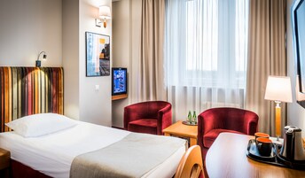 Roupas de cama premium, cofres nos quartos, escrivaninha