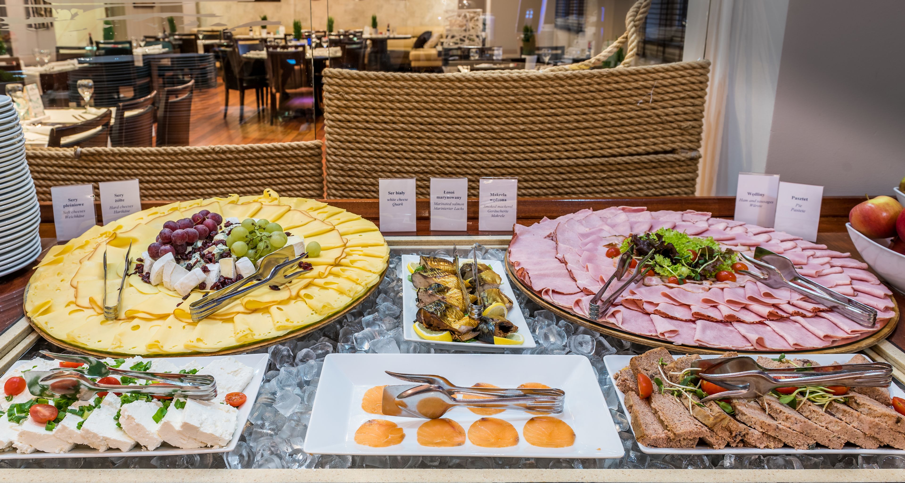 daily buffet breakfast (pln 54 per person)