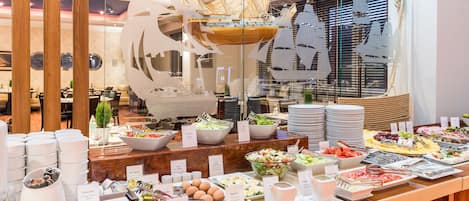 Daily buffet breakfast (PLN 54 per person)