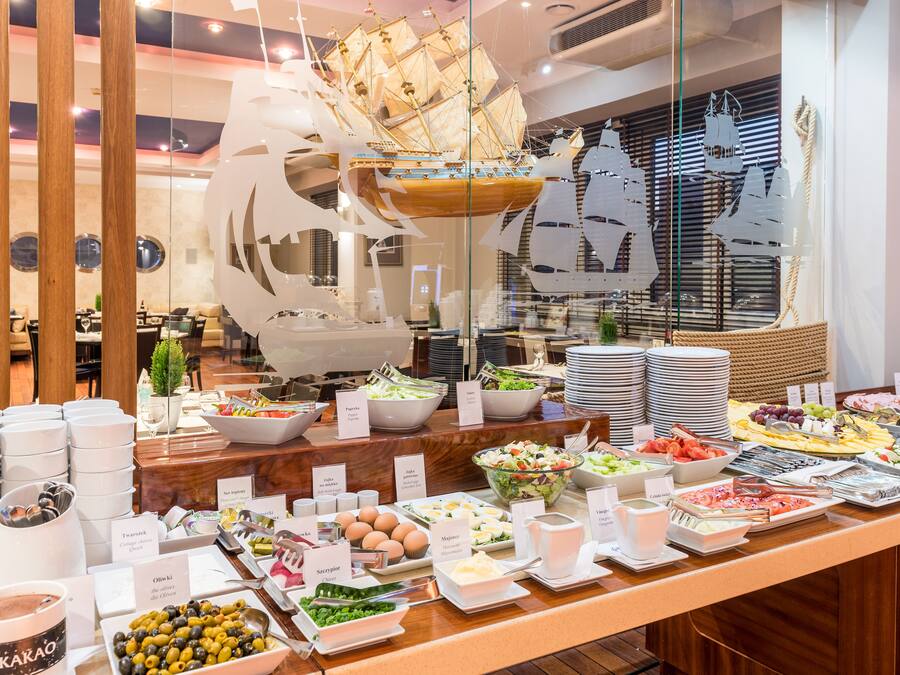 Daily buffet breakfast (PLN 54 per person)