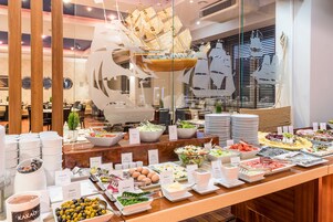 Café da manhã com buffet todos os dias (PLN 54 por pessoa) 