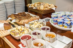 Daily buffet breakfast (PLN 54 per person)
