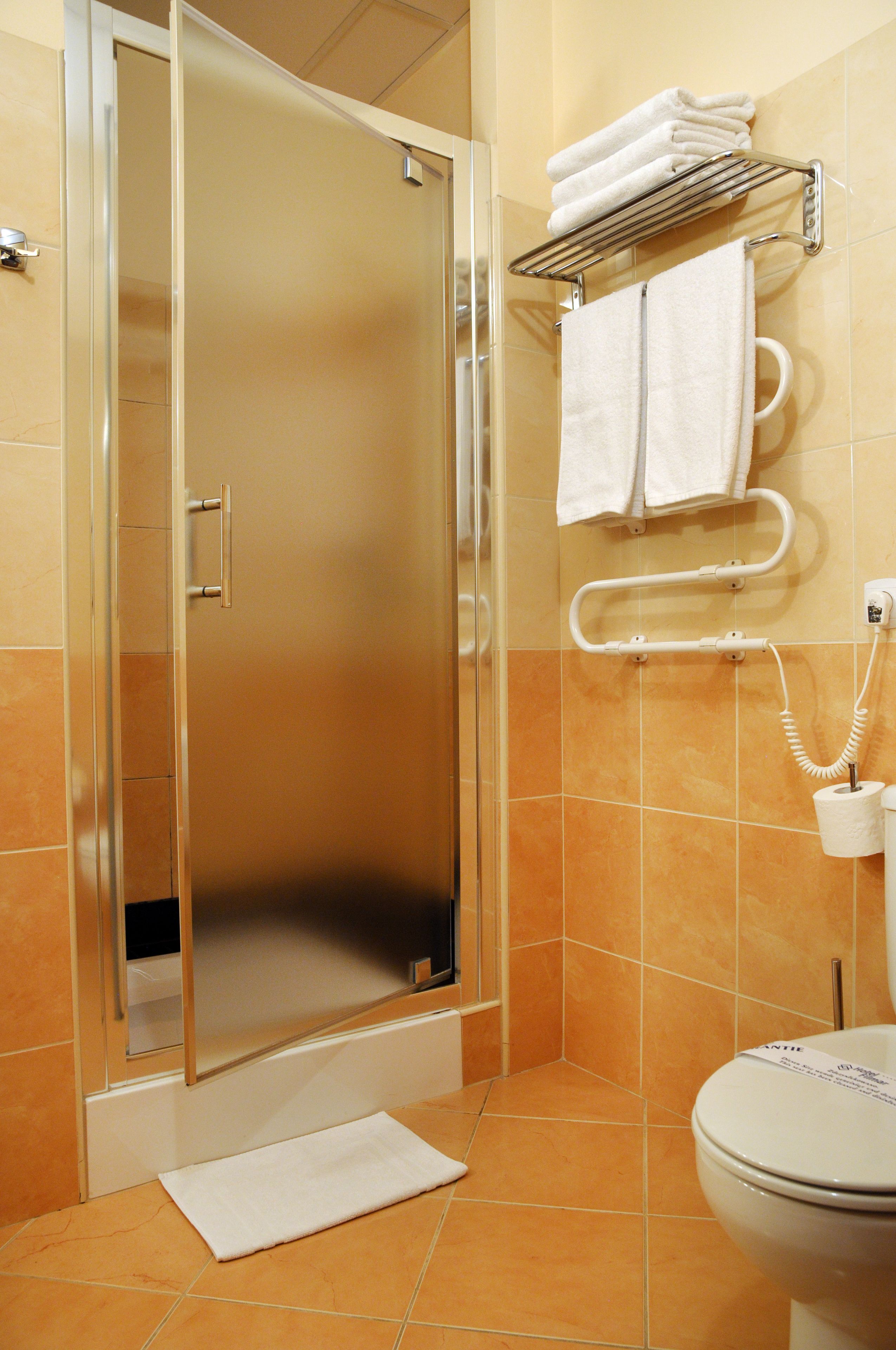 triple room | bathroom | shower, free toiletries, hair dryer, slippers