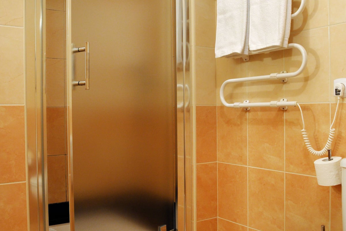 triple room | bathroom | shower, free toiletries, hair dryer, slippers