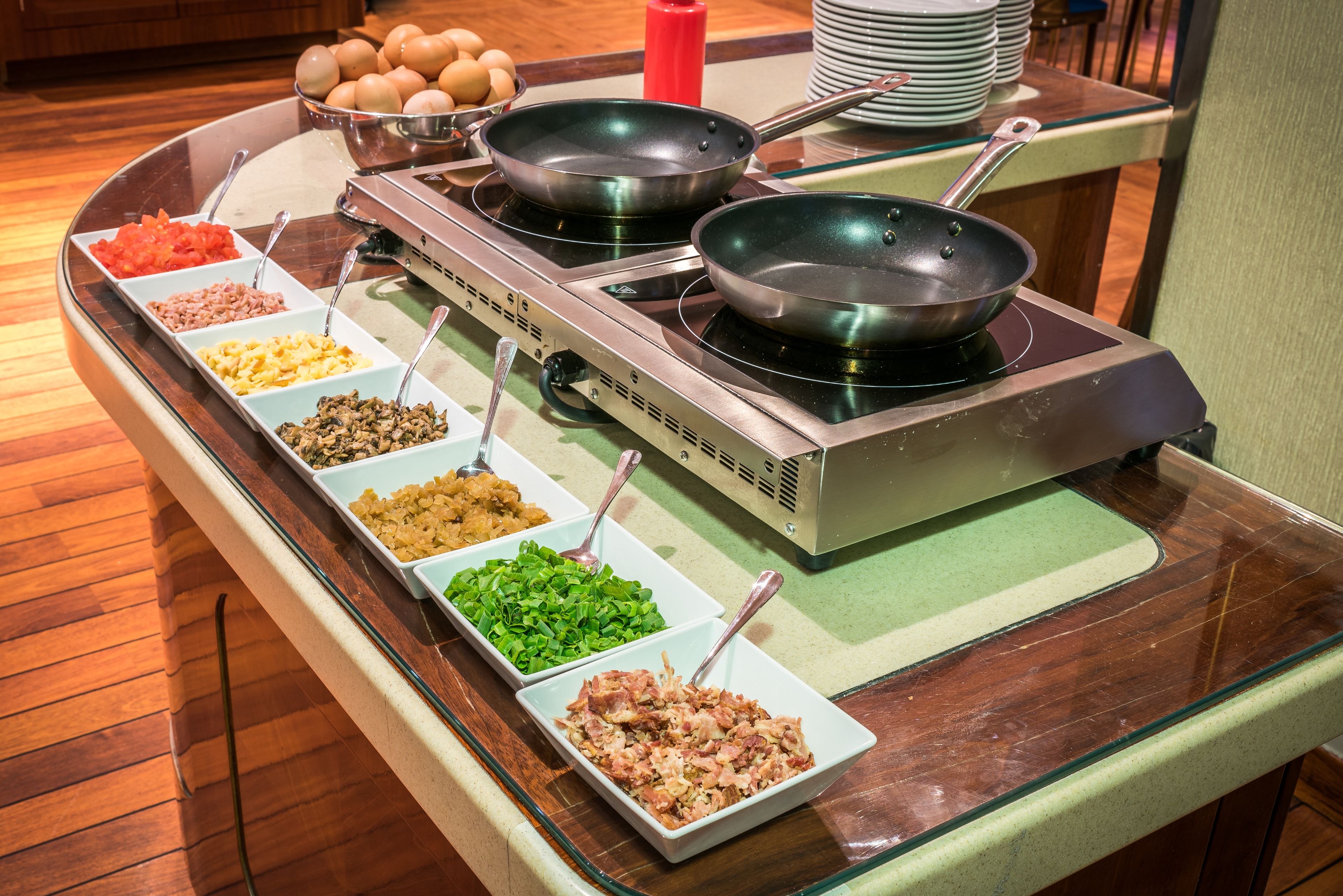 daily buffet breakfast (pln 54 per person)