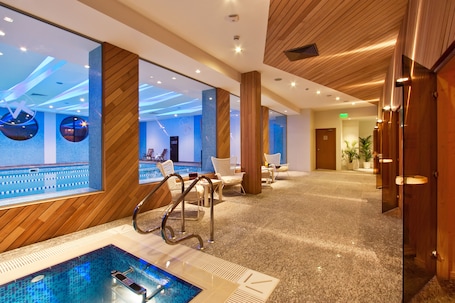 Indoor spa tub