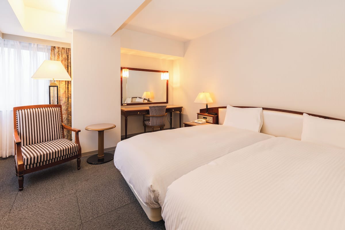 Escritorio, wifi gratis y ropa de cama