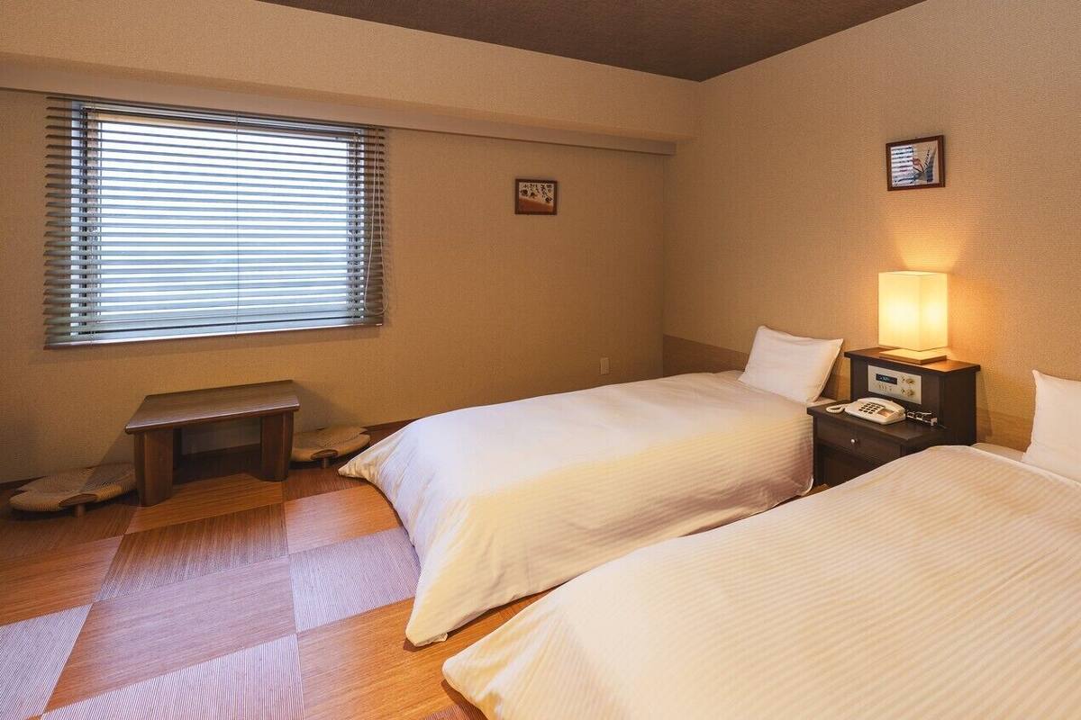 書桌、免費無線上網、床單