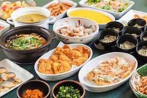 Desayuno buffet diario (JPY 1800 por persona)