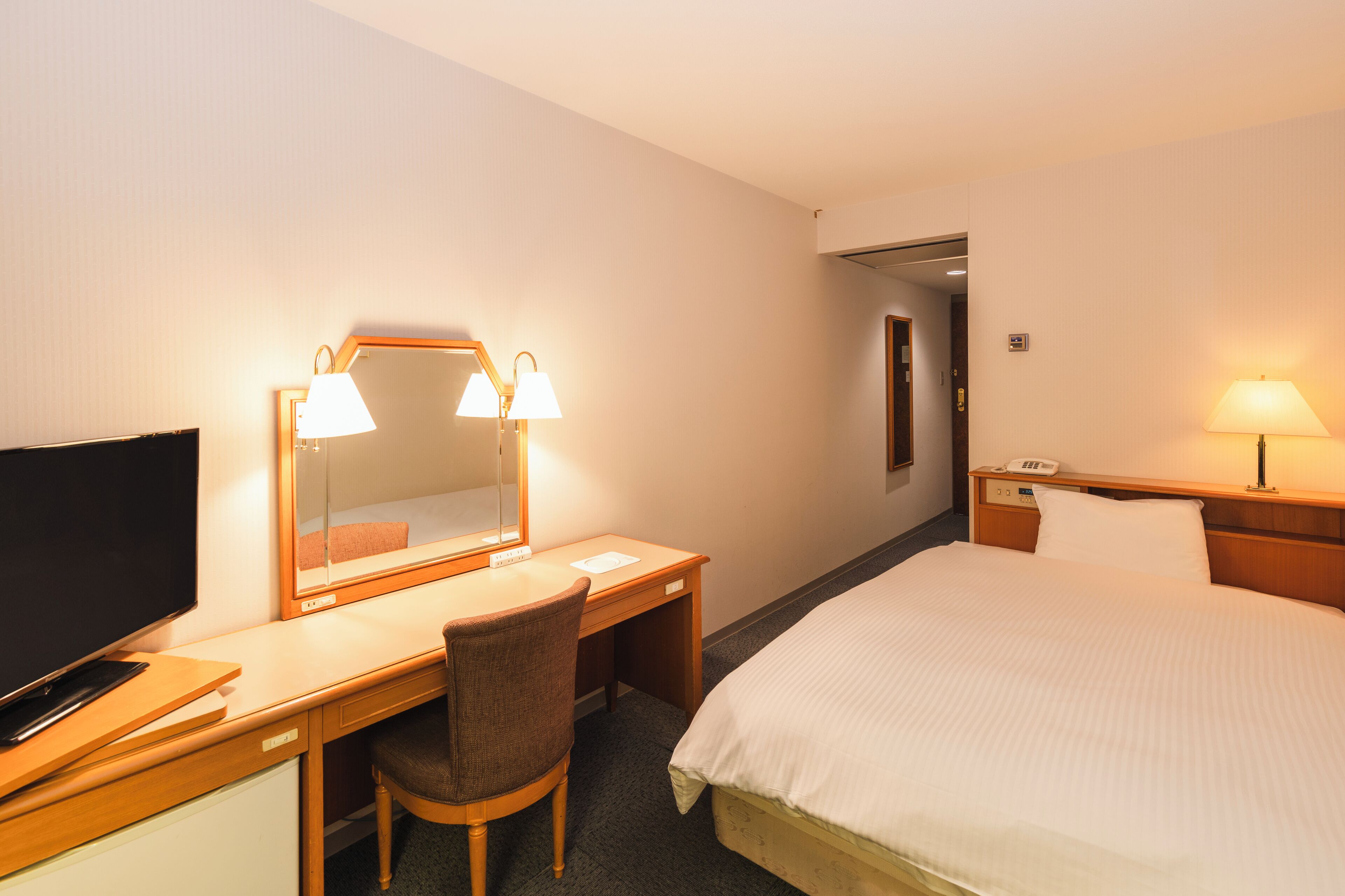 desk, free wifi, bed sheets