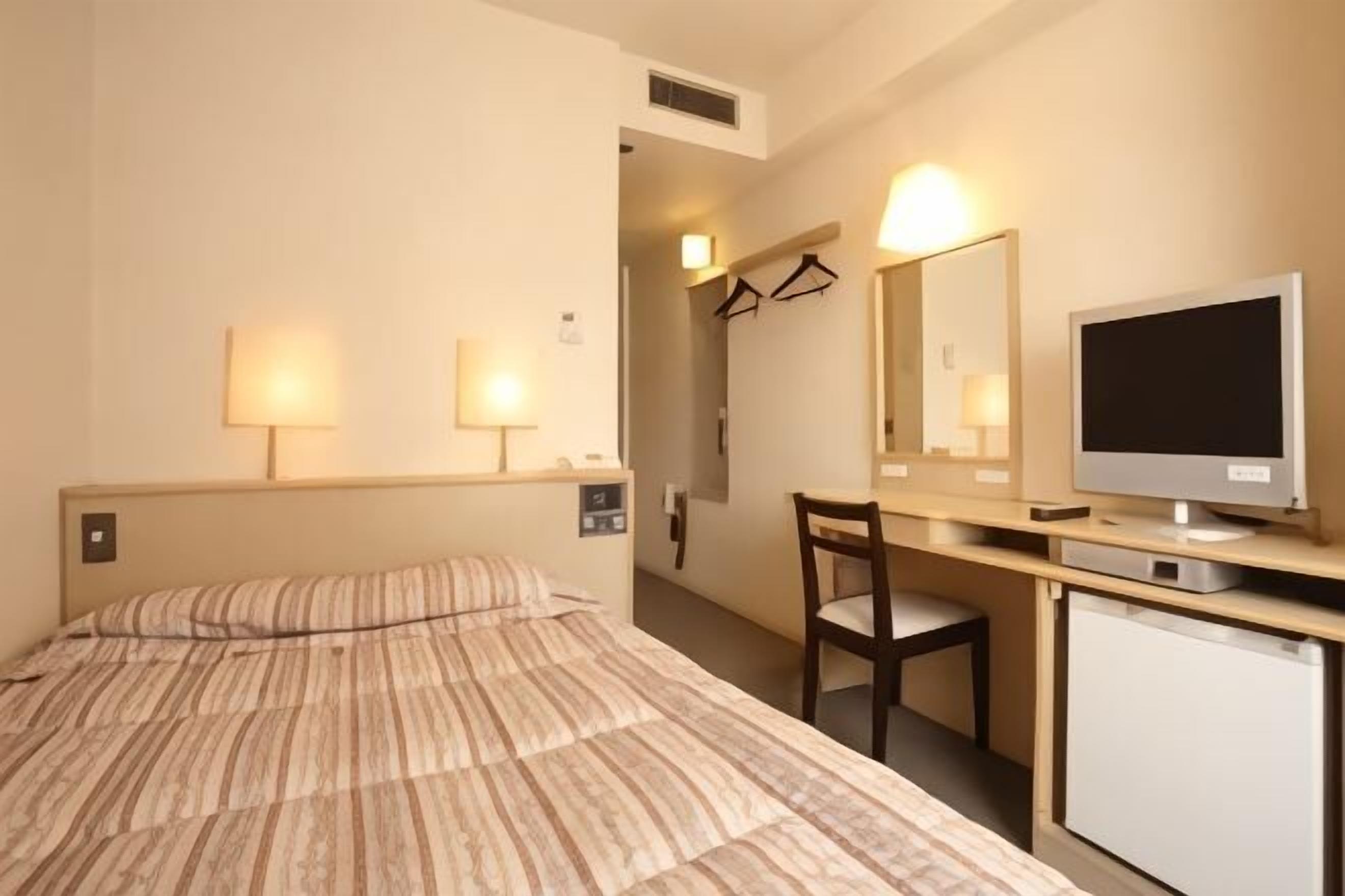 Escritorio, wifi gratis y ropa de cama 